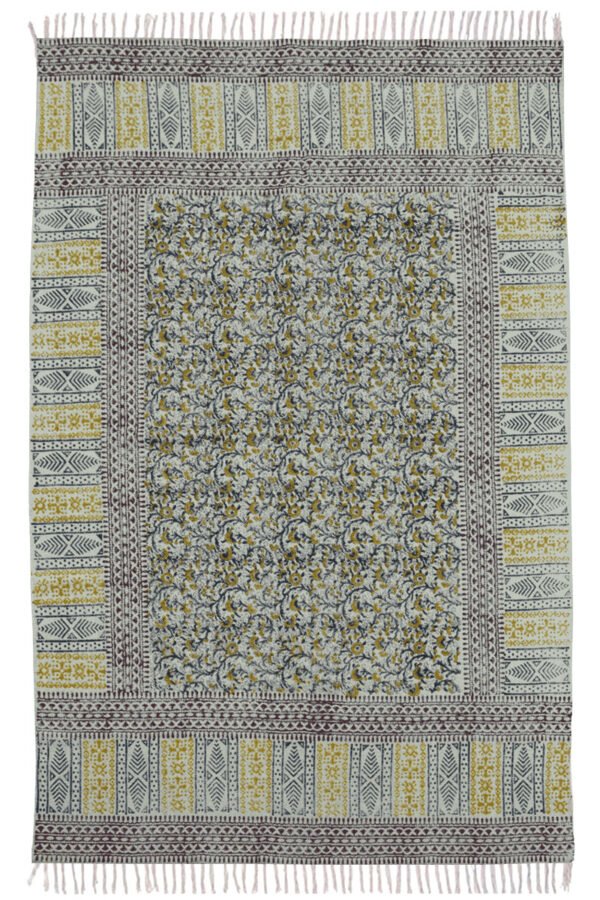 Elegant floral rug with modern boho geometric border Floral cotton area rug for modern living room décor Elegant floral rug with modern boho geometric border Floral cotton area rug for modern living room décor Handmade-style floral rug with neutral boho patterns Rug with floral print in handmade boho style